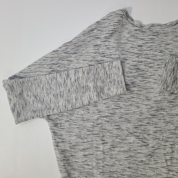 Express Long Sleeve V-Neck Relaxed Fit Hi-Lo Top with Pocket Heather Gray, Small - Picture 8 of 12